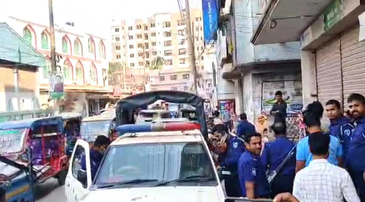 কুমিল্লায় অভিযান চলাকালে পুলিশের ওপর হামলা